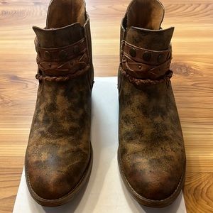 Ladies distressed boots size 9